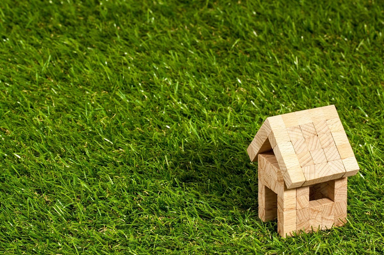 Petite maison en bois posée sur l’herbe